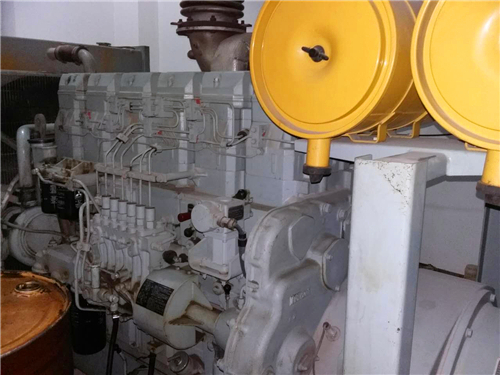 三菱R16柴油發(fā)動(dòng)機(jī)進(jìn)氣 管和空氣過濾器